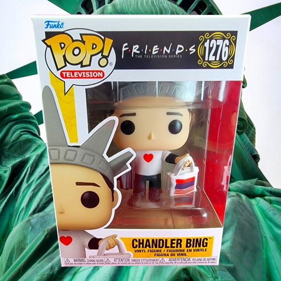 Chandler bing funko # 1276 (nib) with pop protector - Picture 1 of 7